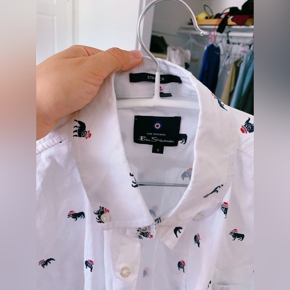 Button-front shirt is made‎ of 100% cotton with a single front pocket S - Picture 7 of 9